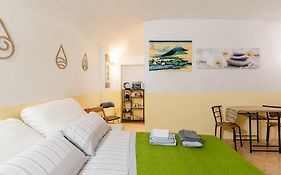 Zen Studio In The Center With Free Parking And 24Hours Automatic Check-In With Netflix Dazn And Disney Plus And Air Conditioning